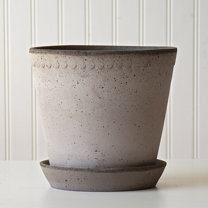 Bergs Helena Pot & Saucer, Gray, 8½"